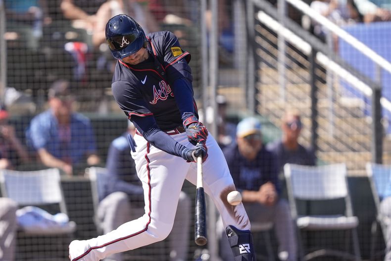 Austin Riley, de los Bravos de Atlanta, conecta una línea para avanzar a un corredor a tercera base en la tercera entrada de un partido de béisbol en los entrenamientos de primavera frente a los Rays de Tampa Bay, el domingo 23 de febrero de 2025, en North Port, Florida. (AP Foto/Gerald Herbert)