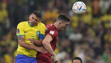 Desesperadas por ganar, Camerún y Serbia se miden en Qatar
