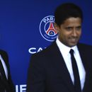 Luis Enrique (izquierda), nuevo técnico del Paris-Saint-Germain, sigue al presidente Nasser Al-Khelaifi durante una rueda de prensa, el miércoles 5 de julio de 2023, en Poissy, Francia. (AP Foto/Aurelie Morissard)