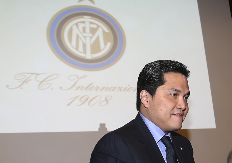 El nuevo presidente del Inter, Erick Thohir, posa con el logotipo del club el viernes, 15 de noviembre de 2013, en Mil&aacute;n. (AP Photo/Antonio Calanni)
