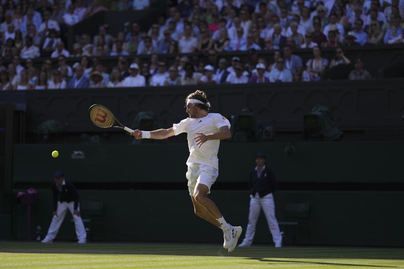 Stefanos Tsitsipas, de Grecia, devuelve ante el británico Andy Murray en el partido de individuales del torneo de tenis de Wimbledon, en Londres, el viernes 7 de julio de 2023. (AP Foto/Alberto Pezzali)