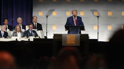 El candidato presidencial republicano Donald Trump habla durante un acto de campaña ante el Club Económico de Nueva York, el jueves 5 de septiembre de 2024, en Nueva York. (AP Foto/Pamela Smith)