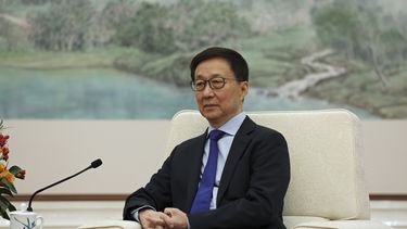 El vicepresidente chino Han Zheng participa en una reunión con Rachel Reeves, canciller de la Hacienda del Reino Unido, el sábado 11 de enero de 2025, en el Gran Salón del Pueblo en Beijing. (Florence Lo/Foto compartida vía AP)