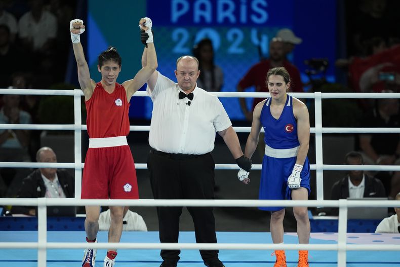 La taiwanesa Lin Yu-ting es declarada ganadora sobre la turca Esra Yildiz en el boxeo olímpico, categoría de 57 kilos, el miércoles 7 de agosto de 2024, en París (AP Foto/John Locher)