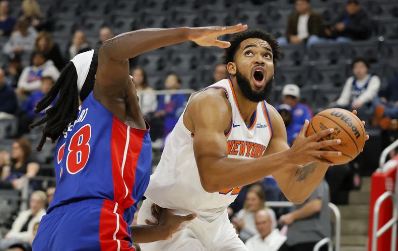 El dominicano Karl-Anthony Towns, de los Knicks de Nueva York, busca disparar frente a Isaiah Stewart, de los Pistons de Detroit, en el duelo del viernes 1 de noviembre de 2024 (AP Foto/Duane Burleson)