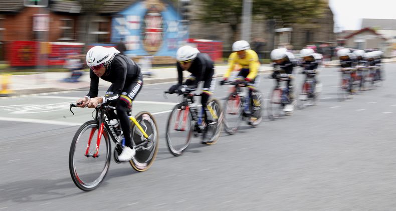 El equipo Colombia pedalea en una carretera durante una pr&aacute;ctica en la contrarreloj que puso en marcha el Giro de Italia el viernes, 9 de mayo de 2014, en Belfast. (AP Photo/Peter Morrison)
