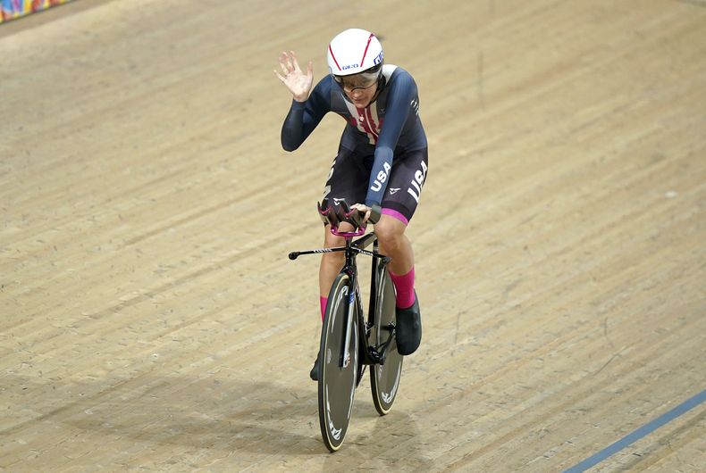 La estadounidense Chloe Dygert festeja tras obtener el oro en la persecución individual, el jueves 3 de agosto de 2023, en el Mundial de ciclismo en Glasgow, Escocia (Tim Goode/PA via AP)