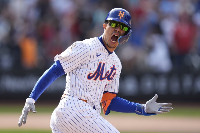 Mark Vientos de los Mets de Nueva York celebra al recorrer las bases tras su jonrón de la victoria en la 11ma entrada del juego ante Cardenales de San Luis el domingo 28 de abril del 2024. (AP Foto/Seth Wenig)