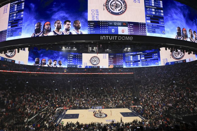La foto del miércoles 23 de octubre de 2024 muestra el nuevo Intuit Dome, durante el partido entre los Clippers de Los Ángeles y los Suns de Phoenix (AP Foto/Ryan Sun)