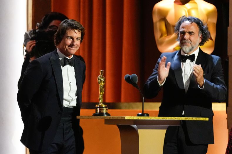 Tom Cruise, a la izquierda, recibe un premio Oscar honorífico mientras el mexicano Alejandro González Iñárritu le aplaude durante la 16.ª edición de los Premios de los Gobernadores, el domingo 16 de noviembre de 2025, en el salón Ray Dolby en Los Ángeles. (AP Foto/Chris Pizzello)