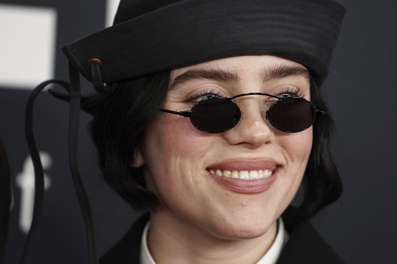 Billie Eilish llega a la 67ª entrega anual de los Grammy el domingo 2 de febrero de 2025 en Los Ángeles. (Foto Jordan Strauss/Invision/AP)