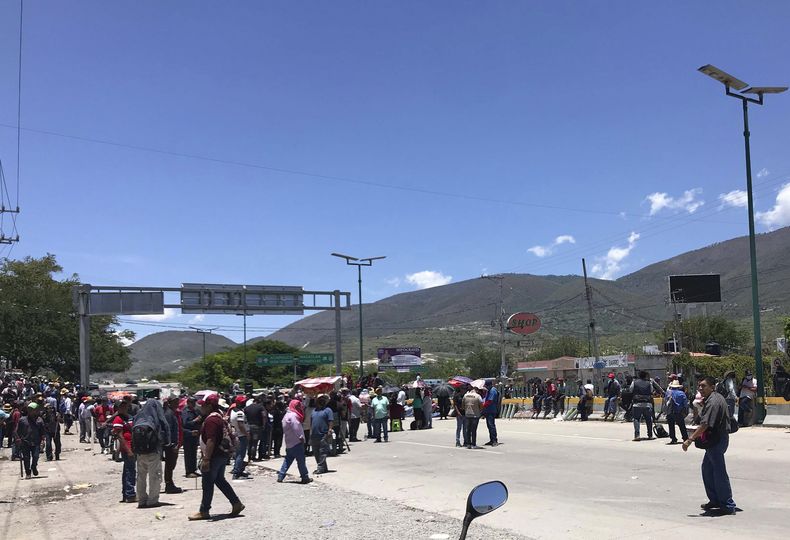 ARCHIVO - Manifestantes bloquean la autopisra que conecta Ciudad de México con Acapulco, en Chilpancingo, México, el 11 de julio de 2023. Autoridades federales dijeron que el cártel de Los Ardillos organizó una manifestación, en reclamo al gobierno para la liberación de dos líderes de la banda detenidos con cargos por posesión de armas y drogas. El gobierno llegó a un acuerdo después con los manifestantes, al ofrecer obras a cambio de la liberación de los funcionarios que fueron secuestrados y de la recuperación de un camión blindado robado. (AP Foto/Alejandrino González, Archivo)