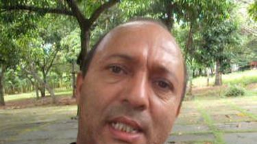 americateve | Un espectáculo humorístico en cuba critica duramente a la mesa redonda de la televisión cubana y se refiere a su reciente paso por nuestro canal América tevé. Se trata de un monologo del humorista cubano, Nelson Gudin, el Bacán de la vida realizado en el