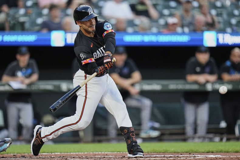 El dominicano Ramón Laureano, de los Orioles de Baltimore, batea un doble productor en el juego del viernes 11 de julio de 2025, ante los Marlins de Miami (AP Foto/Stephanie Scarbrough)