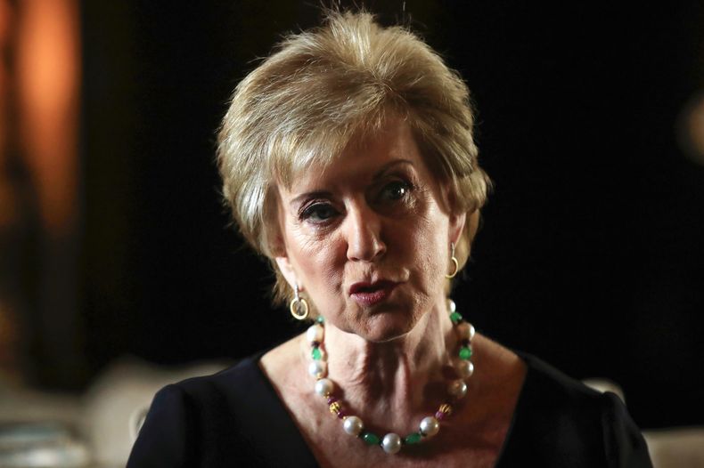 ARCHIVO - La administradora de Pequeños Negocios, Linda McMahon, habla durante una conferencia de prensa con el entonces presidente de Estados Unidos, Donald Trump en la finca Mar-a-Lago de Trump en Palm Beach, Florida, el 29 de marzo de 2019. (AP Foto/Manuel Balce Ceneta, Archivo)