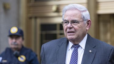 ARCHIVO - El senador demócrata Bob Menendez, de Nueva Jersey, sale de la corte federal de Manhattan el martes 14 de mayo de 2024. (AP Foto/Stefan Jeremiah, Archivo)