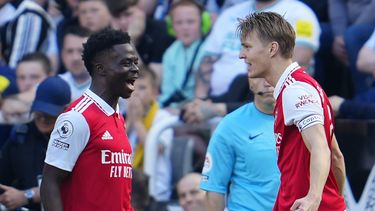 Martin Odegaard (derecha) celebra con Bukayo Saka tras anotar el primer gol de Arsenal contra Newcastle en la Liga Premier, el domingo 7 de mayo de 2023. (AP Foto/Jon Super)