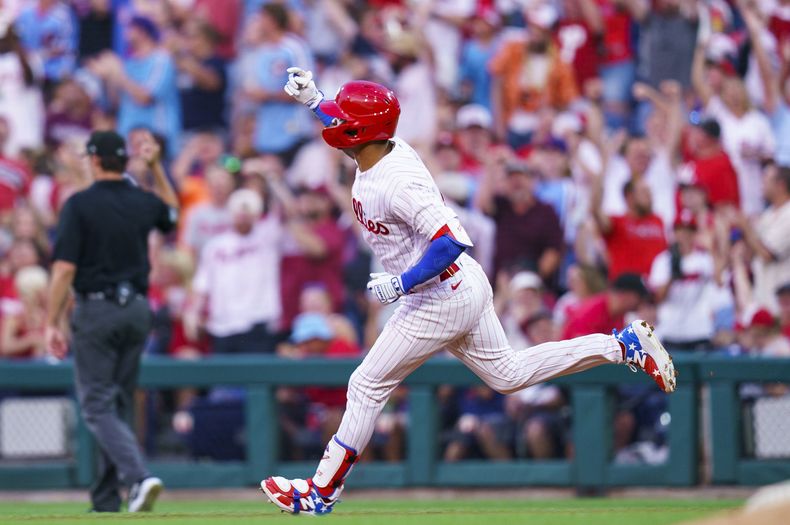El panameño Edmundo Sosa festeja luego de batear un jonrón por los Filis de Filadelfia en el séptimo inning del duelo del miércoles 26 de julio de 2023, ante los Orioles de Baltimore (AP Foto/Chris Szagola)