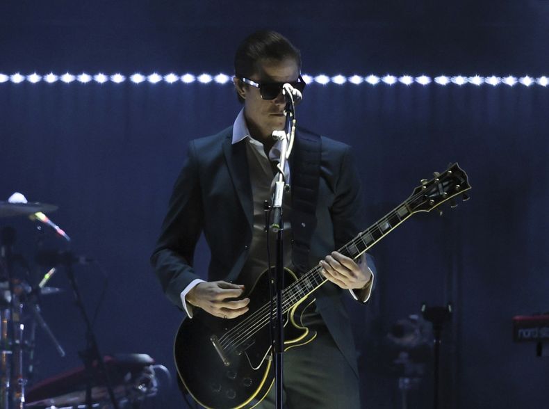 Paul Banks, vocalista de la banda estadounidense Interpol, se presenta en un concierto gratuito en el Zócalo de la Ciudad de México el sábado 20 de abril de 2024. (Foto AP/Ginnette Riquelme)