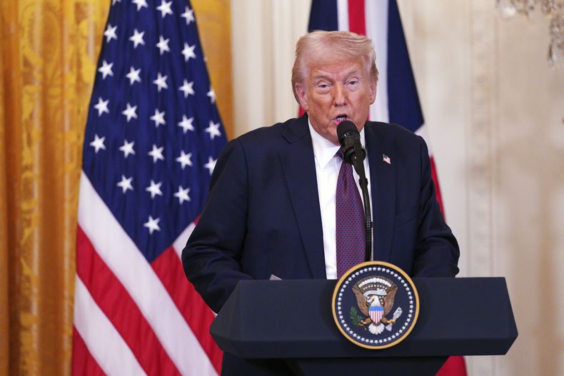 El presidente estadounidense Donald Trump habla durante una conferencia de prensa conjunta con el primer ministro británico Keir Starmer en la Sala Este de la Casa Blanca, el jueves 27 de febrero de 2025, en Washington. (Carl Court/Pool Photo via AP)