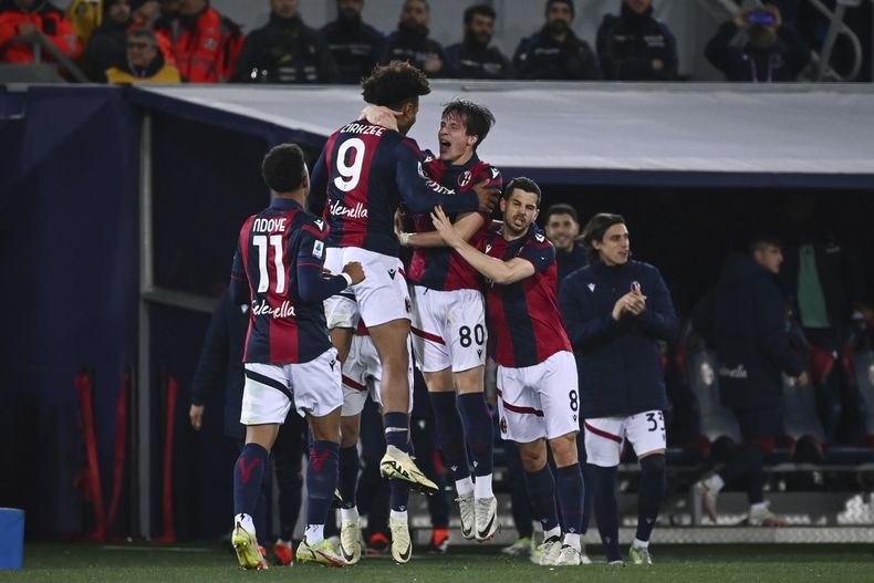 Giovanni Fabbian, centro, de Bolonia, celebra después de anotar gol en el partido de fútbol de la Serie A entre Bolonia y Hellas Verona en el estadio Renato DallAra, en Bolonia, Italia, el viernes 23 de febrero de 2024. (Michele Nucci/LaPresse via AP)