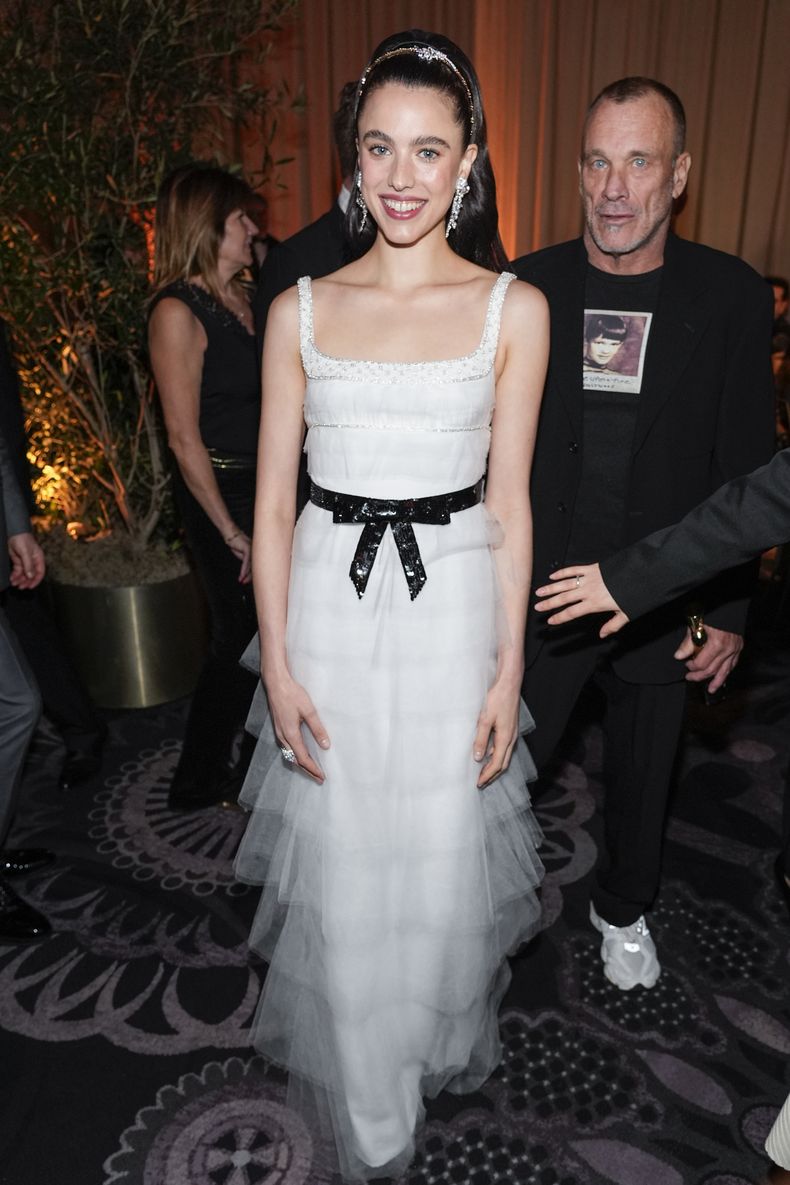 Margaret Qualley llega a la 82ª edición de los Globos de Oro el domingo 5 de enero de 2025 en el Beverly Hilton de Beverly Hills, California. (Foto AP/Chris Pizzello)