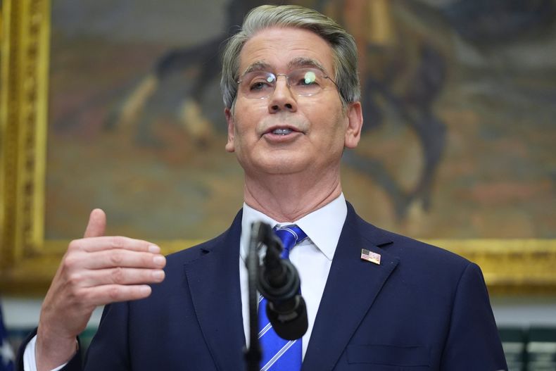 El secretario del Tesoro estadounidense Scott Bessent en un evento en la Casa Blanca en Washington el 2 de diciembre del 2025. (AP foto/Evan Vucci)