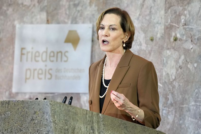 Periodista e historiadora estadounidense Anne Applebaum durante su discurso después de ser galardonada con el Premio de la Paz de la Asociación Alemana de Editores y Libreros durante una ceremonia en la Iglesia St. Paul en Fráncfort, Alemania, el domingo 20 de octubre de 2024. (AP Foto/Martin Meissner, Pool)