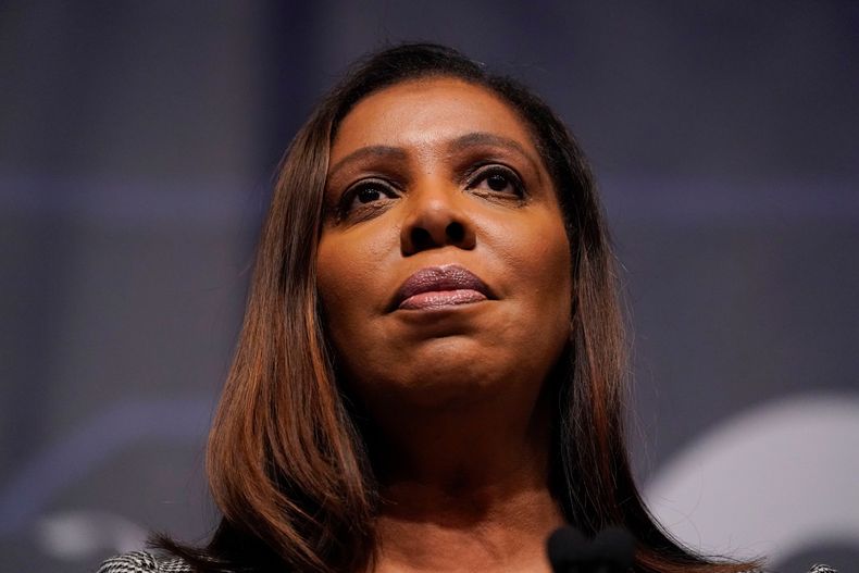 ARCHIVO – La fiscal general del estado de Nueva York Letitia James habla en la Convención Demócrata del estado de Nueva York en la ciudad del mismo nombre, el 17 de febrero de 2022. (AP Foto/Seth Wenig, Archivo)