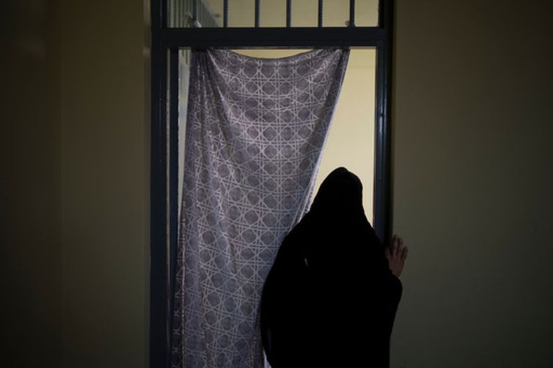 ARCHIVO – Una mujer afgana sale de una celda en la sección femenil de la prisión de Pul-e-Charkhi en Kabul, Afganistán, el 23 de septiembre de 2021. (AP Foto/Felipe Dana, Archivo)