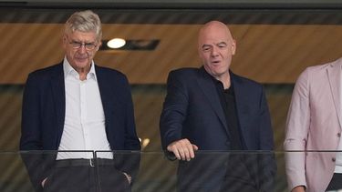 ARCHIVO - El presidente de la FIFA Gianni Infantino (derecha) y Arsene Wenger presencian el partido Suecia-Inglaterra por los cuartos de final de la Eurocopa femenina 2025, en Zúrich, el 17 de julio de 2025. (AP Foto/Martin Meissner)