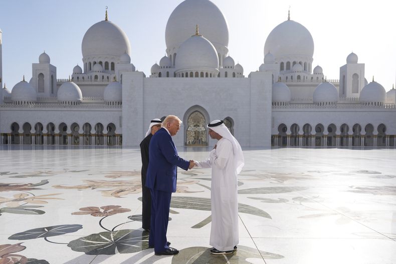 El presidente estadounidense Donald Trump saluda a Yousif Al Obaidli, director de la Gran Mezquita Sheikh Zayed, en un recorrido por el lugar de culto, el jueves 15 de mayo de 2025, en Abu Dabi, Emiratos Árabes Unidos. (AP Foto/Alex Brandon)