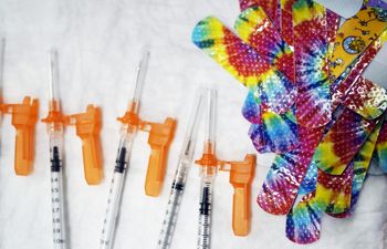 Autorizan vacunas anti-COVID para menores de 5 años en EEUU