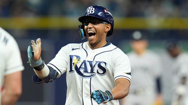 Richie Palacios, de los Rays de Tampa Bay, celebra después de batear un sencillo productor de dos carreras durante la quinta entrada del Juego 2 de la Serie Divisional de la Liga Americana contra los Yankees de Nueva York, el lunes 5 de octubre de 2026, en San Petersburgo, Florida. (AP Foto/Chris OMeara)