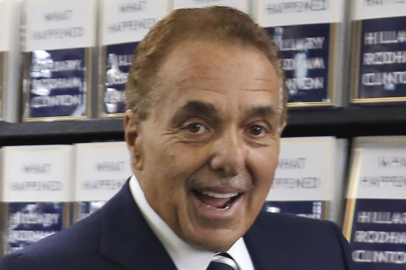 ARCHIVO - Leonard Riggio, presidente de Barnes and Noble, llega a una librería en Nueva York, el martes 12 de septiembre de 2017. (Foto AP/Seth Wenig, archivo)