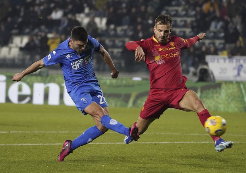 Nicolo Cambiaghi (izquierda) de Empoli remate ante Marin Pongracic de Lecce durante el partido de la Serie A, el lunes 11 de diciembre de 2023, en Empoli. (Marco Bucco/LaPresse vía AP)