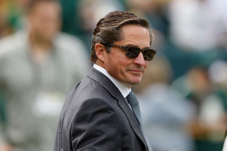 ARCHIVO - Ed Policy, presidente de los Packers de Green Bay, camina en el campo antes de un partido ante los Lions de Detroit, el 7 de septiembre de 2025 (AP Foto/Jeffrey Phelps, File)