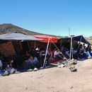 Un grupo de personas esperan a ser procesadas después de cruzar la frontera entre México y Estados Unidos para solicitar asilo, el miércoles 17 de abril de 2024, cerca de Jacumba, California. (AP Foto/Gregory Bull)
