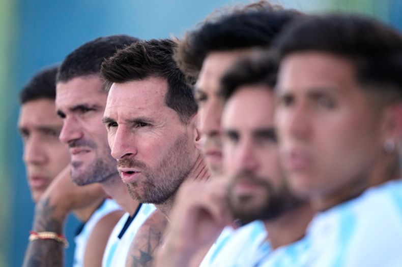 El capitán argentino Lionel Mess (en el medio) es rodeado por sus compañeros de selección durante un entrenamiento del Mundial, el miércoles 8 de julio de 2026, en Kansas City, Kansas. (AP Foto/Charlie Riedel)