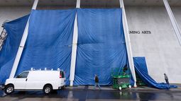 Lonas colocadas frente al nombre del Centro Kennedy el viernes 19 de diciembre de 2025, en Washington. (Foto AP /Mark Schiefelbein)
