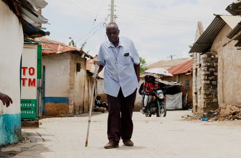 Alfred Ogulo Mulo camina por una calle en Mikindani, en Mombasa, Kenia, el 10 de abril de 2026. (Foto AP/Kelvin Rading)