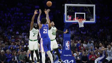 Joel Embiid (21), de los 76ers de Filadelfia, dispara a la canasta ante la marcación defensiva de Jaylen Brown (7) y Al Horford (42), de los Celtics de Boston, durante el tiempo extra del Juego 4 de la serie de playoffs en el baloncesto de la Conferencia Este de la NBA, el domingo 7 de mayo de 2023, en Filadelfia. (AP Foto/Matt Slocum)