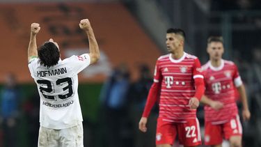 Gladbach vence al Bayern, da emoción a pelea por el título