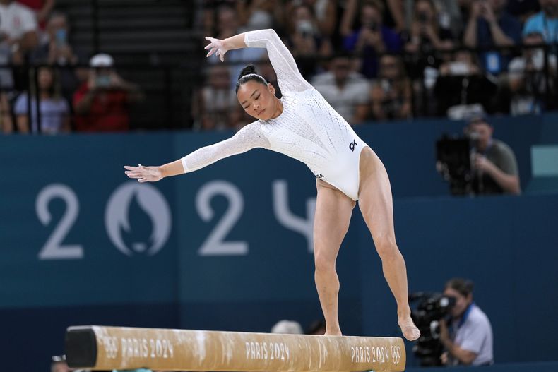 Suni Lee, de Estados Unidos, se tambalea y cae durante las finales de barra de equilibrio individual de gimnasia artística femenina en Bercy Arena en los Juegos Olímpicos de Verano de 2024, el lunes 5 de agosto de 2024, en París, Francia. (AP Foto/Charlie Riedel)