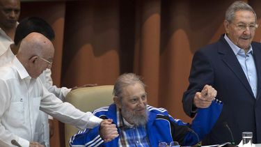 Fidel Castro exhorta a comunistas a seguir su legado
