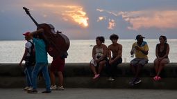 Personas pasan el tiempo sentadas en el muro del Malecón durante un apagón en La Habana, Cuba, el viernes 10 de julio de 2026. (Foto AP/Ramon Espinosa)