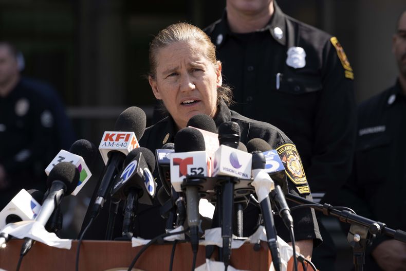 ARCHIVO - La jefa del Departamento de Bomberos de Los Ángeles, Kristin Crowley, habla en conferencia de prensa en el Centro Médico Harbor–UCLA de Los Ángeles el jueves 15 de febrero de 2024. (AP Foto/Richard Vogel, archivo)