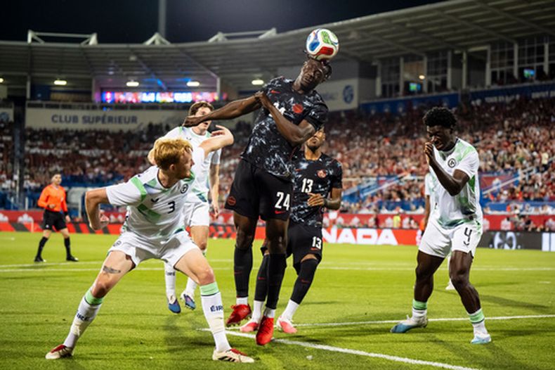 Promise David, de la selección de Canadá, cabecea el balón en un partido amistoso ante Irlanda, el viernes 5 de junio de 2026 en Montreal (Christopher Katsarov/The Canadian Press via AP)
