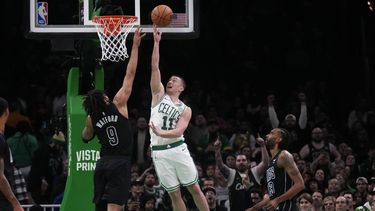 Payton Pritchard, base de los Celtics de Boston, avanza a la cesta frente a TRendon Watford, de los Nets de Brooklyn, en el encuentro del miércoles 14 de febrero de 2024 (AP Foto/Charles Krupa)