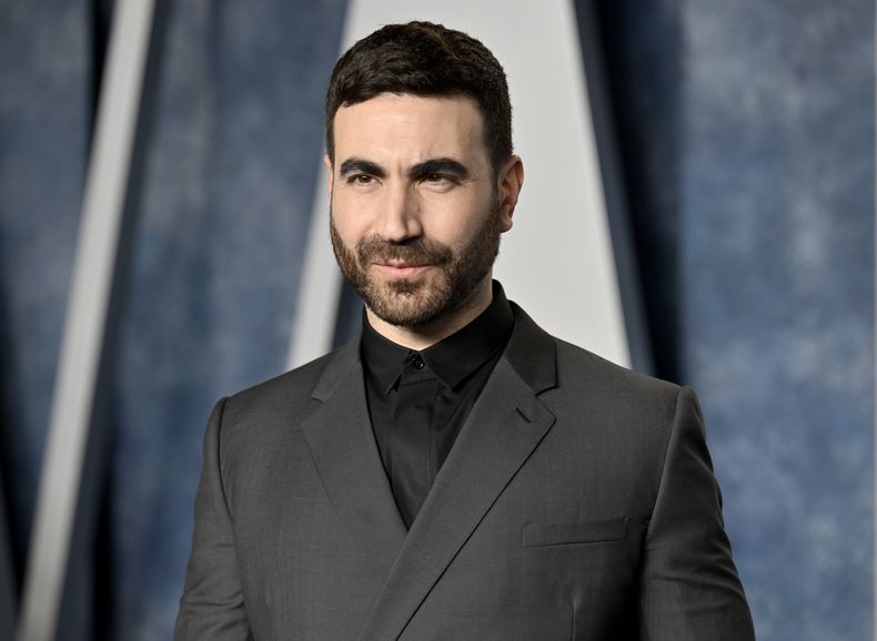 ARCHIVO - Brett Goldstein llega a la fiesta de los Oscar de Vanity Fair en Beverly Hills, California, el 12 de marzo de 2023. Goldstein recibió una nominación a los premios Webby por su podcast Films to Be Buried With, en el que invita a invitados a hablar sobre las películas que han que más impactaron sus vidas. (Foto Evan Agostini/Invision/AP, archivo)